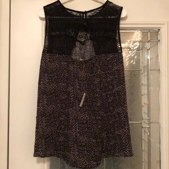 Sleeveless Black and tan print top - Picture 2 of 5